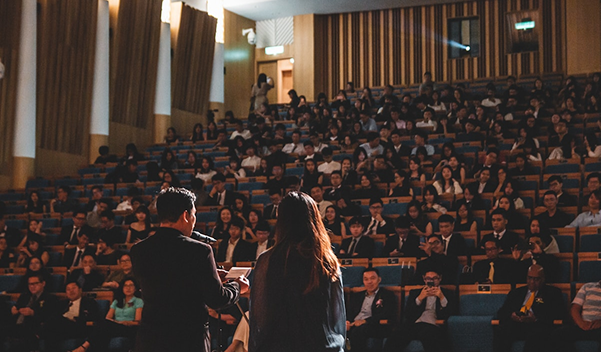 Ponencia en auditorio: comunicación, presencia e imagen profesional