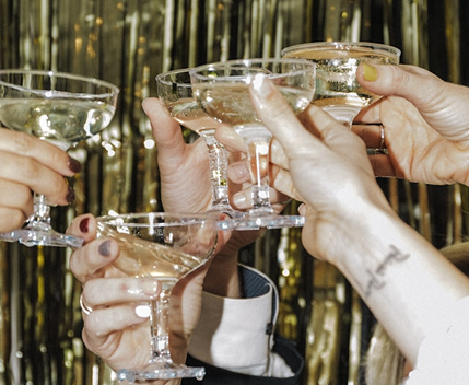 Brindis de celebración: estilo para eventos y momentos especiales