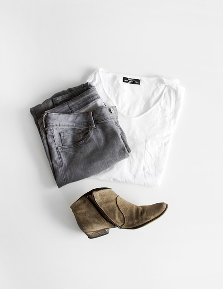 Básicos de armario: vaqueros, camiseta blanca y botines para looks versátiles