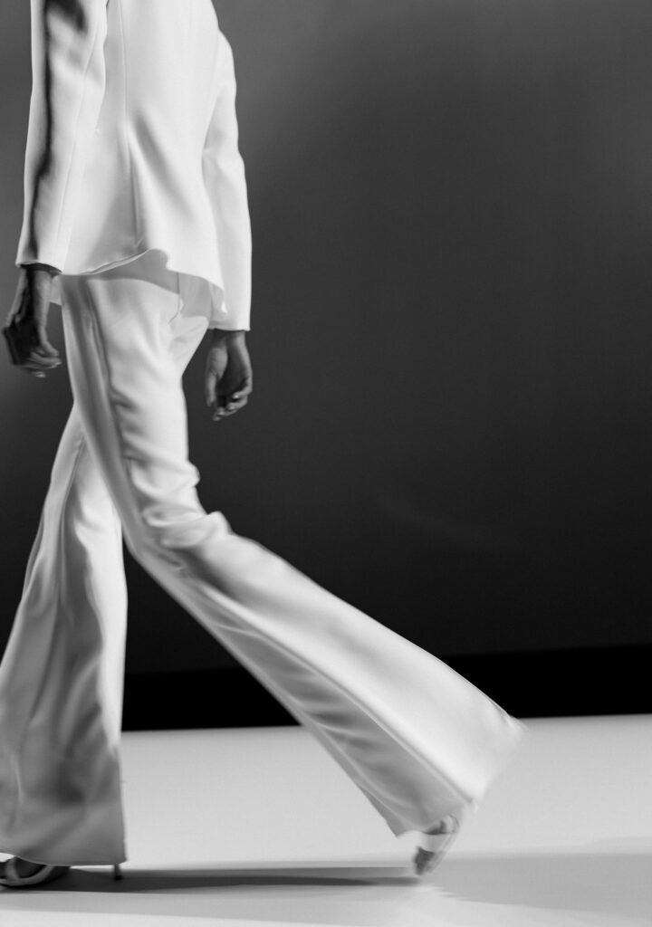 Traje blanco de dos piezas: look minimal y atemporal para un armario base