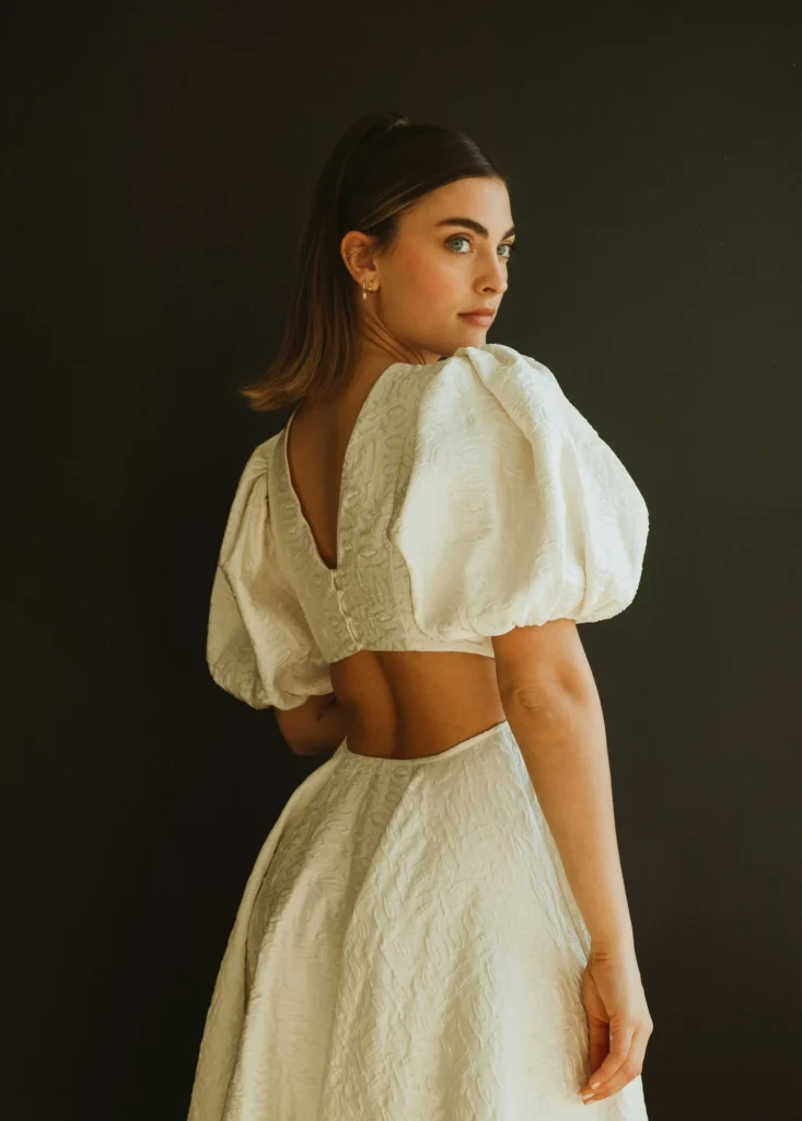 Asesora de imagen ajustando un look frente al espejo durante una sesión de estilismo