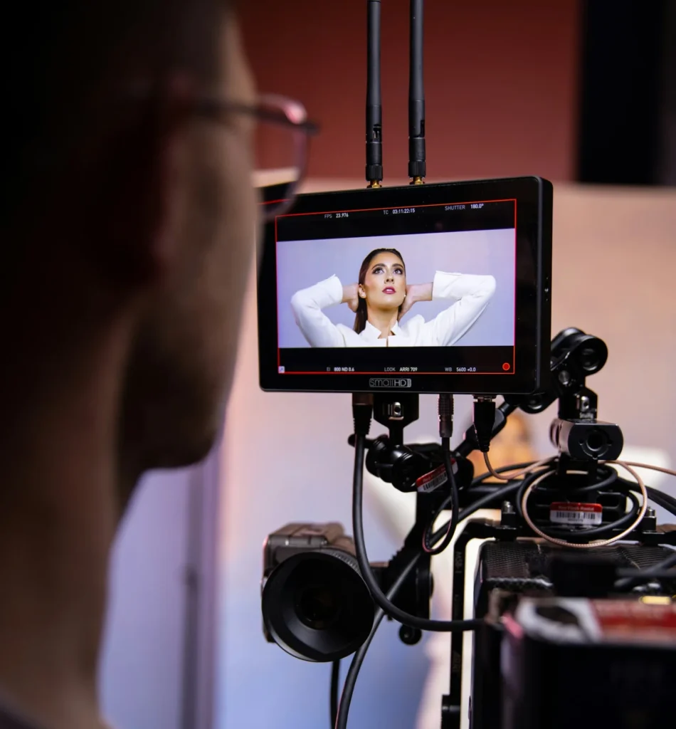 Monitor de cámara en rodaje mostrando a una modelo: control de imagen y continuidad visual
