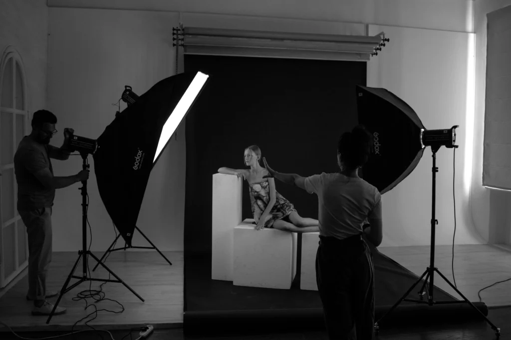 Set fotográfico en estudio con luces y modelo: estilismo para sesión y producción