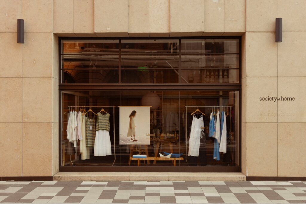 Escaparate de tienda: ruta de compras y turismo de moda