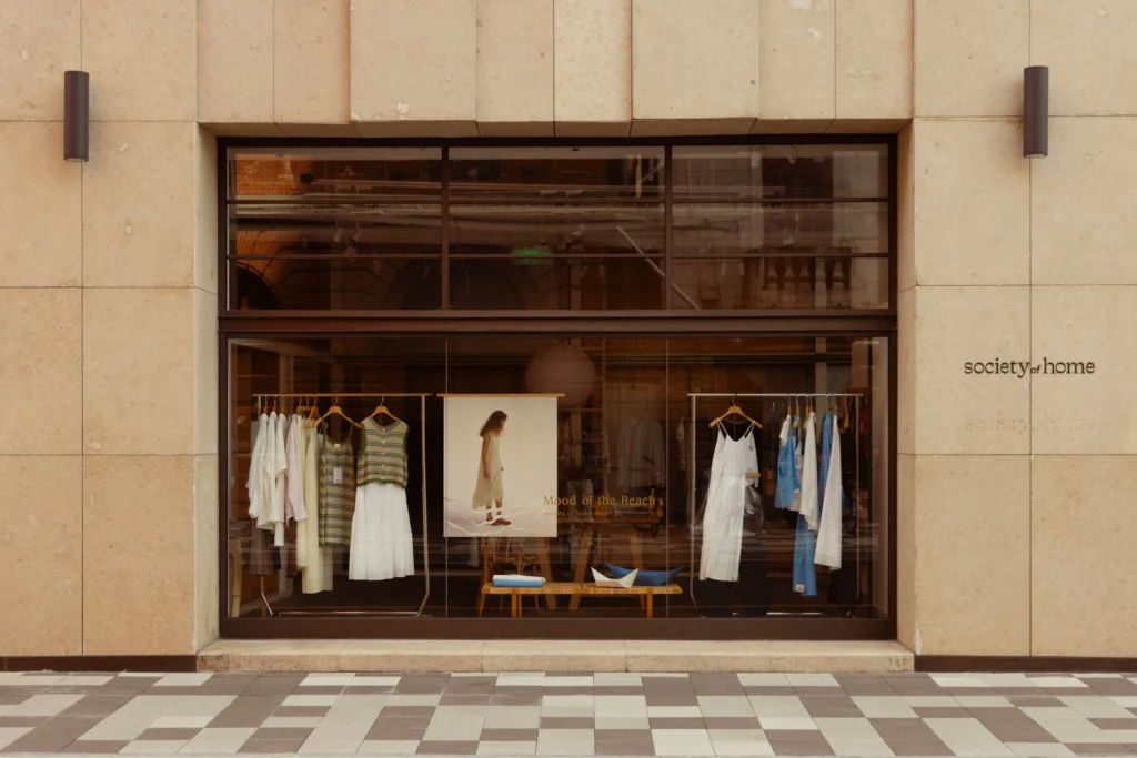 Escaparate de tienda de moda para rutas de compras con personal shopper