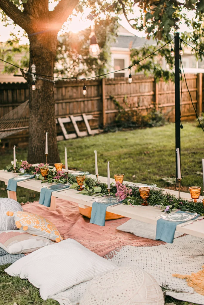 Mesa decorada para celebración al aire libre con luces y detalles florales