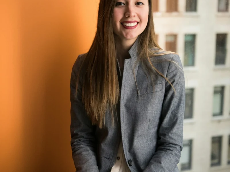 Profesional con blazer: imagen corporativa, confianza y comunicación no verbal