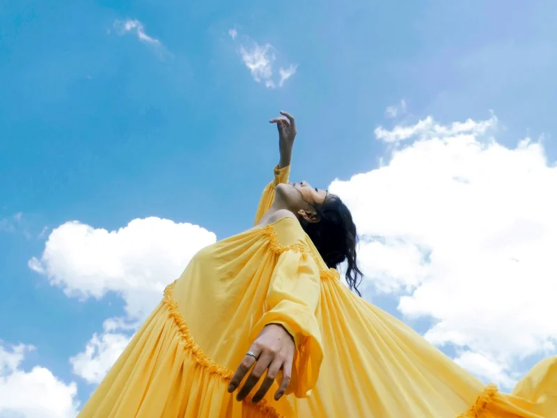 Mujer con vestido claro: inspiración de estilo para asesoría de imagen personal
