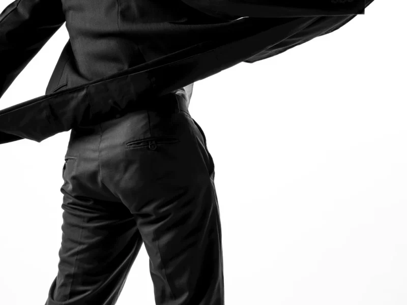 Traje sastre negro: inspiración de look elegante para evento y dress code